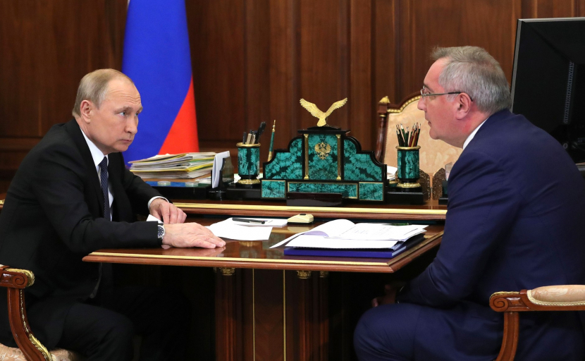 Presiden Rusia, Vladimir Putin (kiri) berbicara dengan Direktur Jenderal Roscosmos, Dmitry Rogozi. Gambar: Kremlin 