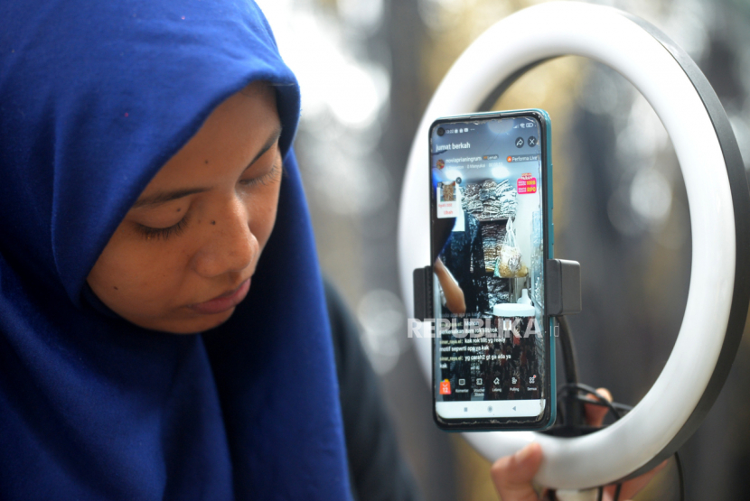 YouTube kini dipandang sebagai layanan video nomor satu di Indonesia yang paling banyak ditonton oleh konsumen sebelum memutuskan untuk membeli ponsel. (Foto: republika.id/wihdan hidayat) 