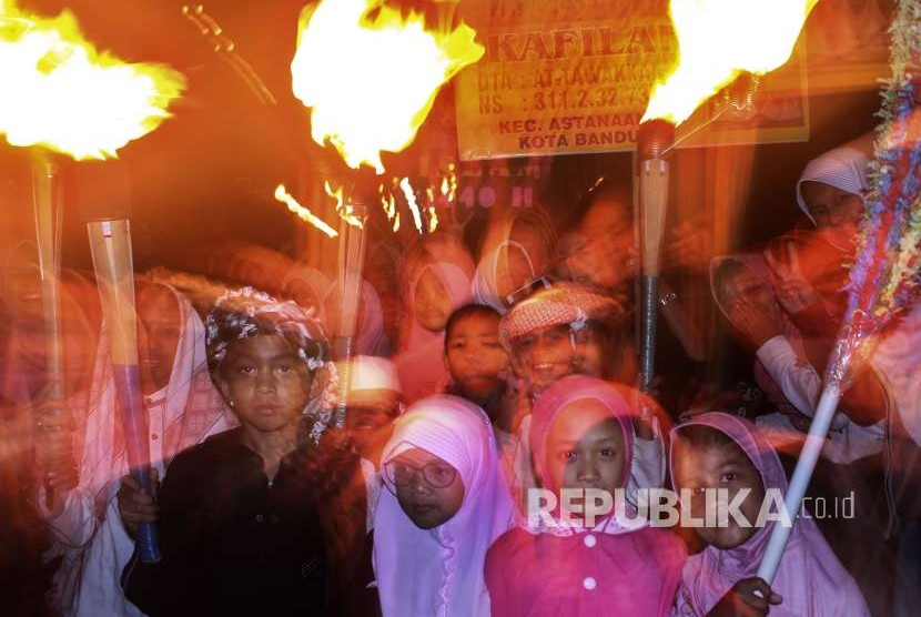 Warga melakukan pawai obor menyambut Tahun Baru Islam 1 Muharram. Tahun Baru Islam 1 Muharram, Hijrah Nabi Muhammad, dan Munculnya Kalender Hijriyah. Foto: Dok. Republika