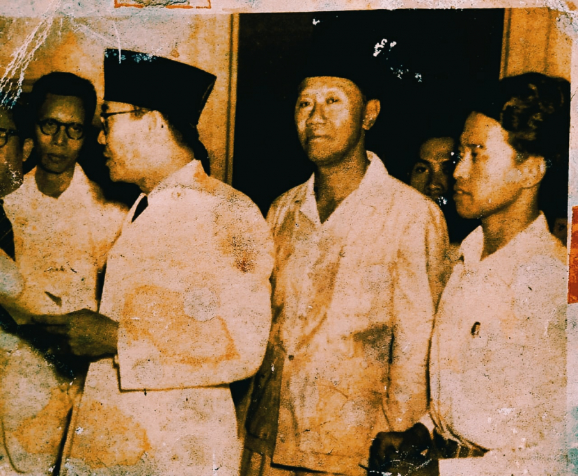 Foto ki-ka: Dr J. Leimena, Presiden Sukarno, Dr Sukiman, Dahlan Ranuwiharjo.