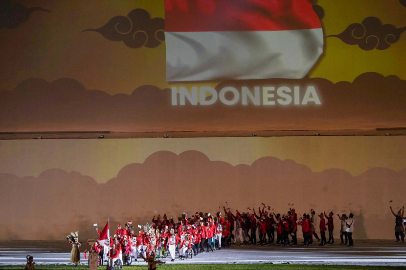 Defile kontingen Indonesia dengan pakaian kas merah putih