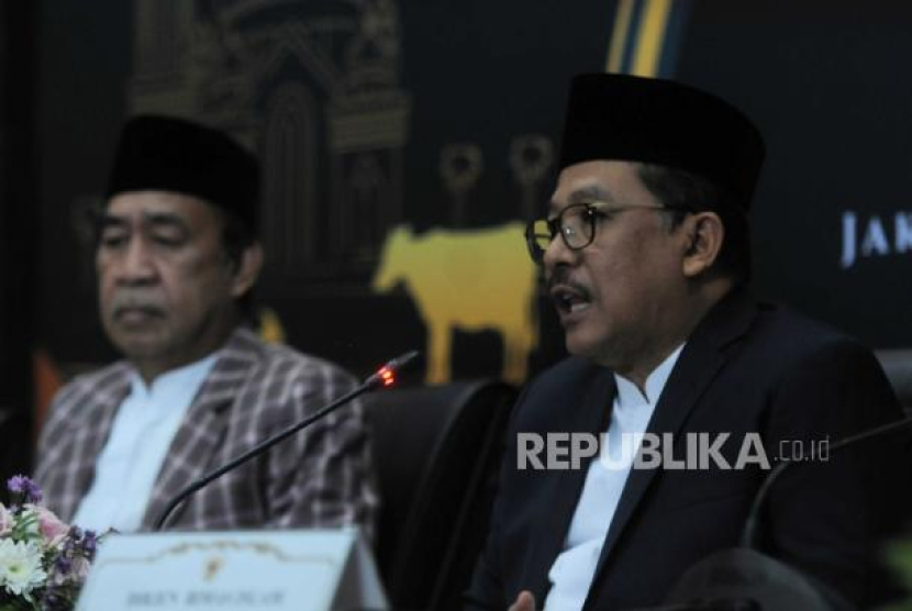 Wakil Menteri Agama Zainut Tauhid Saadi (kanan) bersama Ketua Komisi VIII DPR Ashabul Khafi menyampaikan konferensi pers mengenai hasil sidang isbat di Jakarta, Ahad (18/6/2023). Foto: Republika/Putra M. Akbar