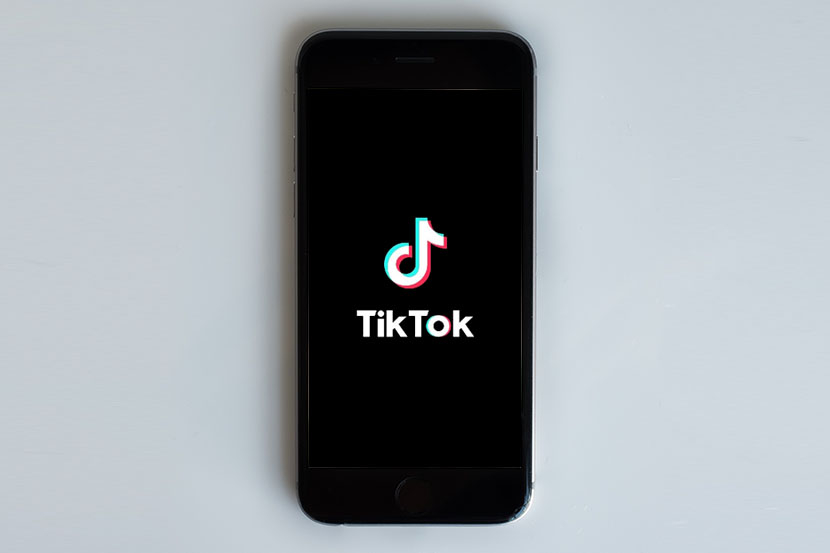 Logo TikTok di smartphone.