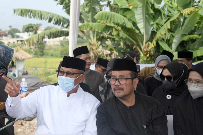Bupati Cirebon, Imron (tengah) menghadiri pemakaman Eril. (Dok Diskominfo Kabupaten Cirebon)