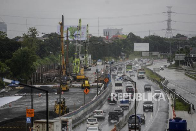 Pekerja menggunakan alat berat melakukan peninggian jalan ruas Tol BSD Serpong di kilometer 8 di Ciputat, Tangerang Selatan, Banten, Kamis (17/11/2022). Sejarah Kota Tangerang Selatan, Berdiri dengan Modal Rp 20 Miliar. Foto: Republika/Putra M. Akbar