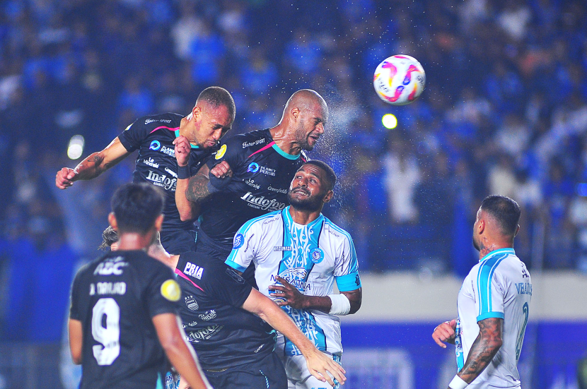 Peyerang Persib Bandung David Da SIlva menanduk bola pada laga pembuka BRI Liga 1 Indonesia 2024/2025 antara Persib Bandung melawan PSBS Biak di Stadion Si Jalak Harupat, Soreang, Kabupaten Bandung, Jumat (9/8/2024). (Foto: Yogi Ardhi/Republika Network) (Nikon D3, Nikkor MF 300/2.8 ED)