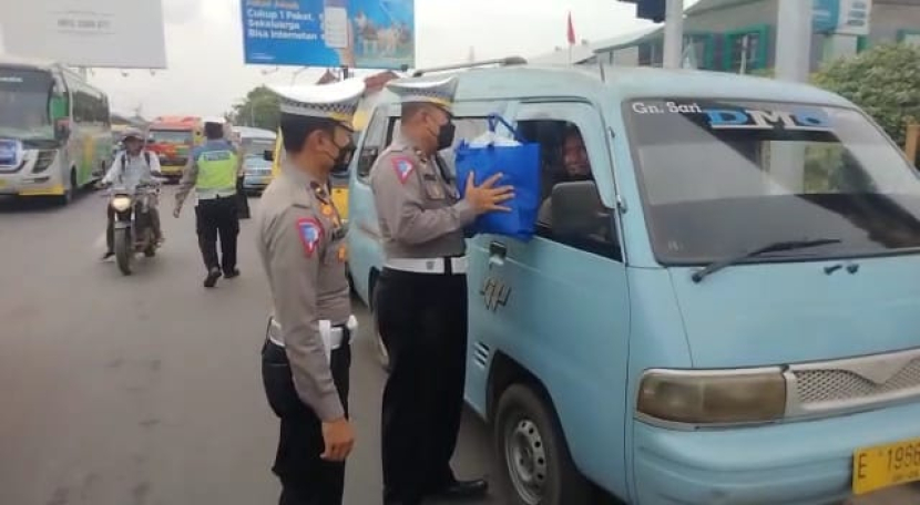 Petugas Polresta Cirebon memberikan bansos kepada sopir angkot. (Humas Polresta Cirebon)