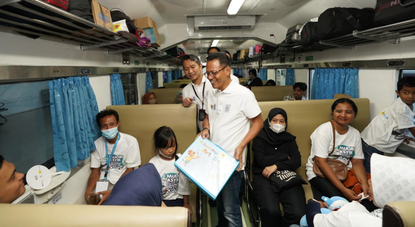 General Manager PLN Unit Induk Distribusi Jakarta menyapa para pemudik kereta api yang akan diberangkatkan melalui program Mudik Asyik Bersama BUMN 2024. (Dok. Matapantura.republika.co.id)
