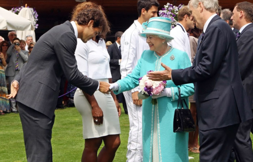  Petenis Roger Federer menerima ucapan selamat dari Ratu Elizabeth II.