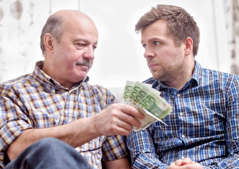Tips meminjam uang pada orang tua (Foto: Canva)