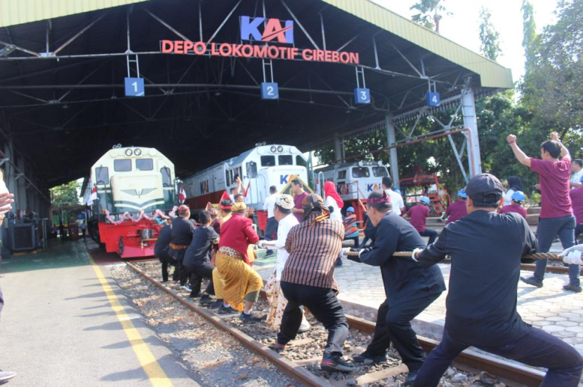 Lomba tarik lokomotif menjadi salah satu lomba yang dilakukan PT KAI dalam rangka memeriahkan HUT ke-78 Republik Indonesia, Kamis (17/8). (Foto: Humas PT KAI)