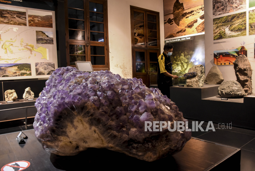 Batu kecubung ini berwarna merah muda berbalut warna jingga jadi spot foto pengunjung.