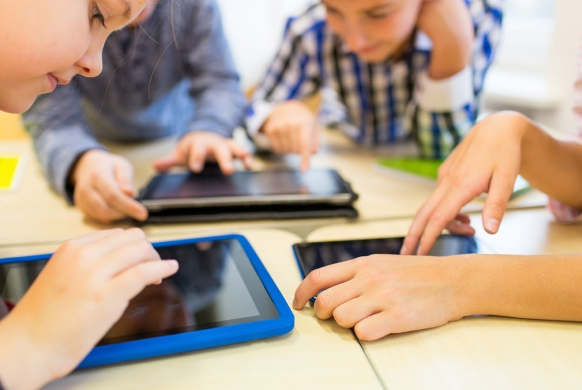 Anak-anak bermain gadget. Google menawarkan fitur agar orang tua bisa memantau aktivitas anak lewat HP. Foto: Republika