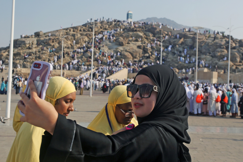 Jamaah Perempuan Indonesia sedang Selfie. Orang Arab Saudi memanggil jamaah perempuan Indonesia dengan sebutan Siti Rahma sebagai bentuk penghormatan. Foto: Republika.