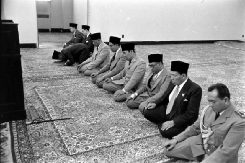 Foto Presiden Sukarno saat melaksanakan shalat sunnah saat mengunjungi Amerika Serikat pada 1956. (istimewa)