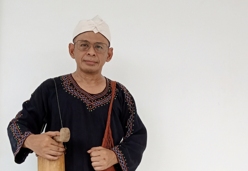 Ikat kepala Baduy yang sudah dijahit disebut belangkon.