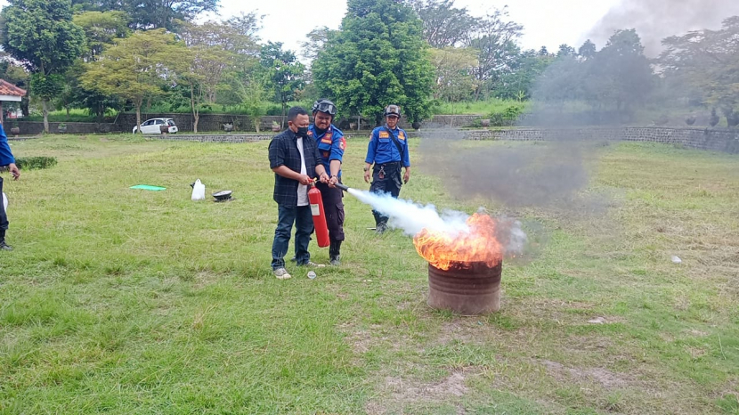 Latihan penanggulangan kebakaran di RSUD Linggarjati Kuningan. (Dok Damkar Kuningan)