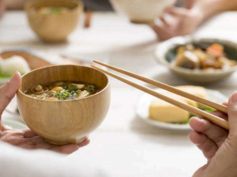 Sumpit. Alat makan dari Asia Timur ini diperkirakan berasal dari 9.000 tahun lalu.