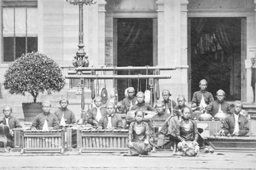 Para pengrawit atau pemain gamelan Jawa.