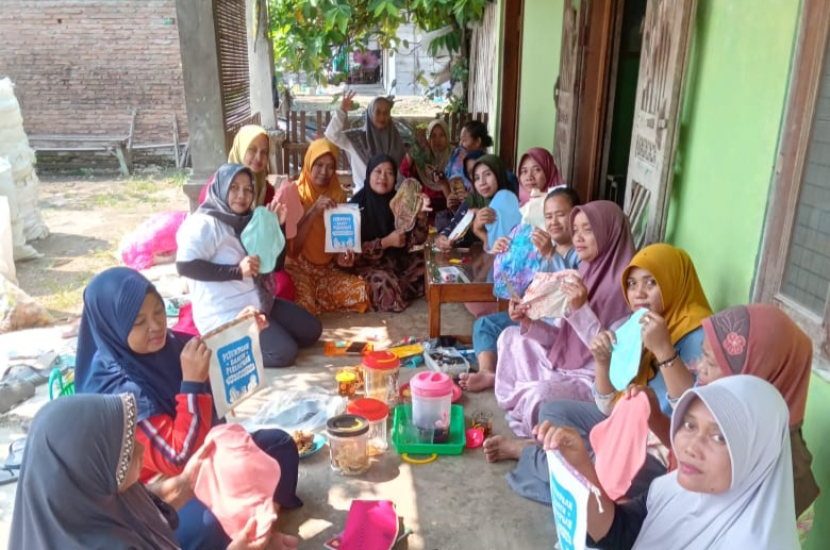 Perempuan Bantu Perempuan Pakai Pembalut Kain sasar perempuan nelayan di Demak. Komunitas Perempuan Nelayan Puspita Bahari Demak melakukan program ini untuk memberdayakan perempuan pesisir yang terkena dampak perubahan iklim dan rob (foto: dokumentasi puspita bahari).