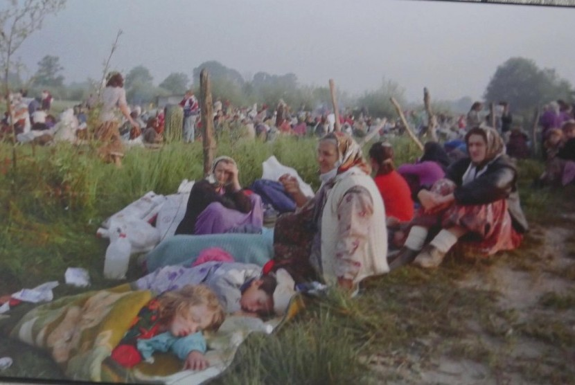 Gambar suasana di dalam kamp pengungsi di Seberenica kala maraknya pembantaian Muslim di Bosnia. Foto terpampang dan menjadi poster besar di dinding museum pembantaian warga Bosnia yang merupakan bekas komplek pabrik pupuk tanaman.