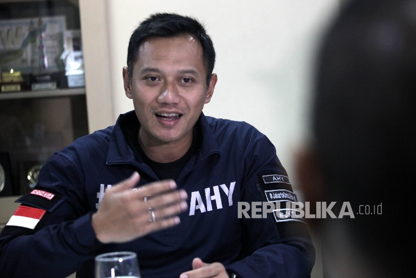 Ketua Umum Partai Demokrat, Agus Harimurti Yudhoyono (AHY) yang tak tahan godaan Nasi Padang, langsung meluncur ke salah satu rumah makan Padang ketika sampai di Kota Padang, Sumatra Barat. Foto: Republika.