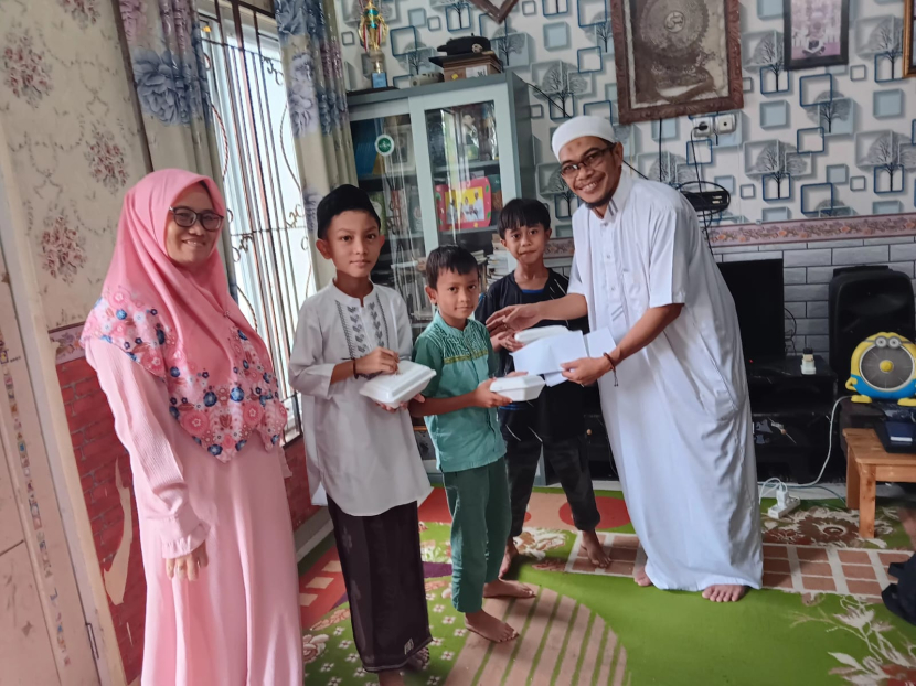 Ketua Umum Yayasan Rumah Berkah Nusantara, Syahruddin El Fikri, menyerahkan donasi kepada anak yatim, didampingi Sekretaris yayasan (kiri), pada Jumat (1/12).