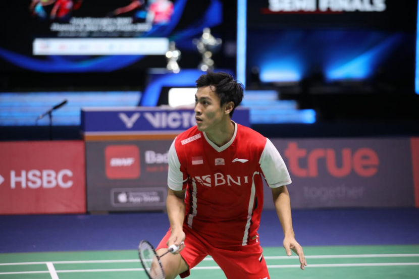 Pemain tunggal putra Indonesia, Shesar Hiren Rhustavito mengalahkan unggulan tuan rumah, Lee Zii Jia di babak kedua Malaysia Open 2022. Penonton yang mendukung LZJ pun langsung terdiam.