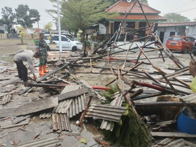 Dampak angin punting beliung di Kecamatan Widasari, Kamis (6/7/2023). (Dok Polsek Widasari)