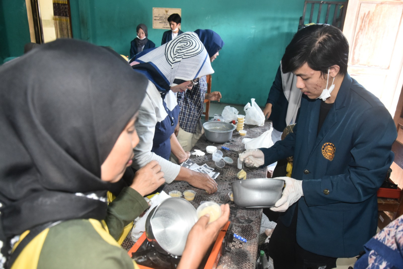 Mahasiswa Institut Teknologi Garut memandu ibu rumah tangga peserta pelatihan pengolahan limbah minyak jelantah menjadi bahan sabun di Garut.