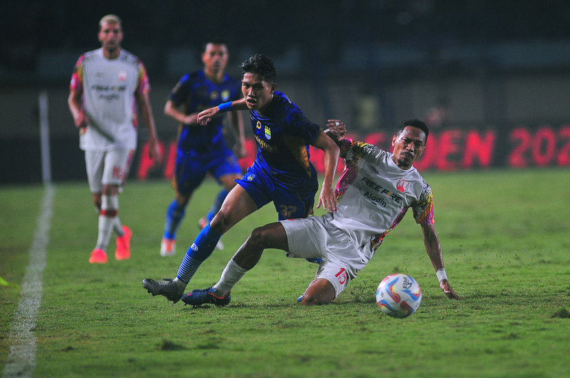 Striker Persib Bandung Ferdiansyah diadang gelandang Persis Solo Giovanni Numberi pada laga ketiga Grup A Piala Presiden 2024 antara Persib Bandung melawan Persis Solo di Stadion Si Jalak Harupat, Kamis (25/7/2024). (FOTO: YOGI ARDHI/REPUBLIKA NETWORK) Kamera: Nikon D3, Lensa: Nikkor 300mm/2.8.