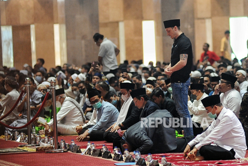 Mesut Ozil Jumatan di Masjid Istiqlal. Bintang dunia, Mesut Ozil Sholat Jumat di Masjid Istiqlal, Jakarta, Jumat (27/5/2022). Foto: Republika.