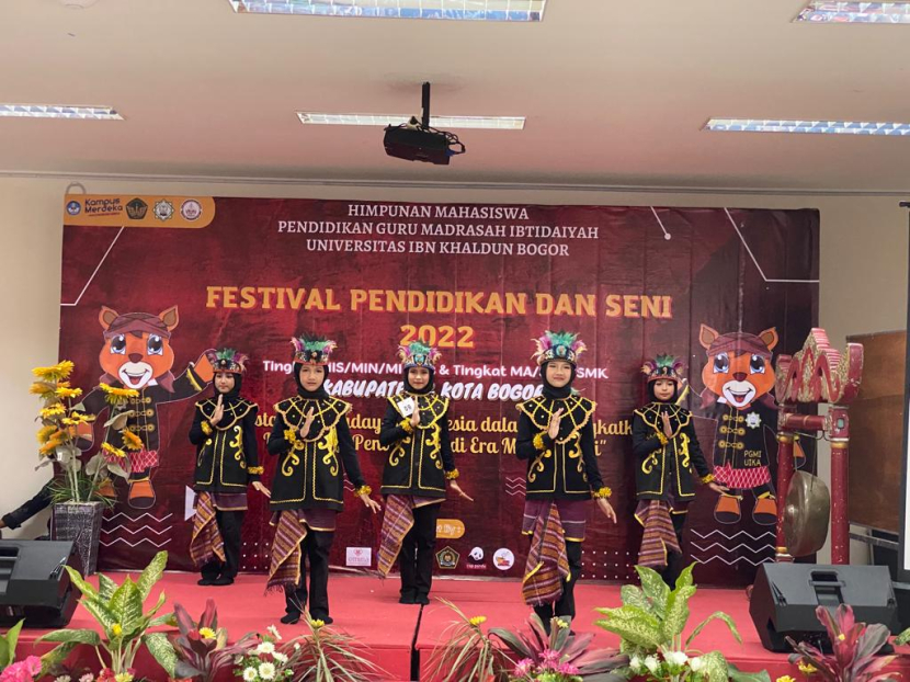 Penampilan salah satu peserta lomba tari tradisional dalam Festival Pendidikan dan Seni 2022 yang digelar PGMI UIKA Bogor, di Kampus UIKA Bogor, Sabtu (01/10/22). Foto : dok