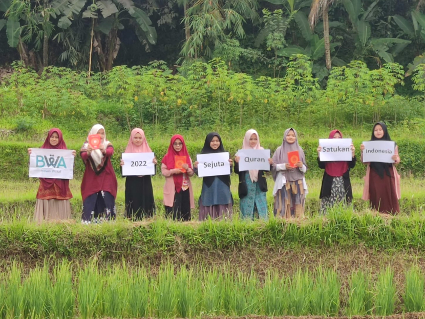 BWA mendistribusikan 20 ribu Alquran wakaf, 960 Iqro dan santunan kepada 36 anak yatim di beberapa wilayah pelosok di kabupaten/kota di Jawa Barat.