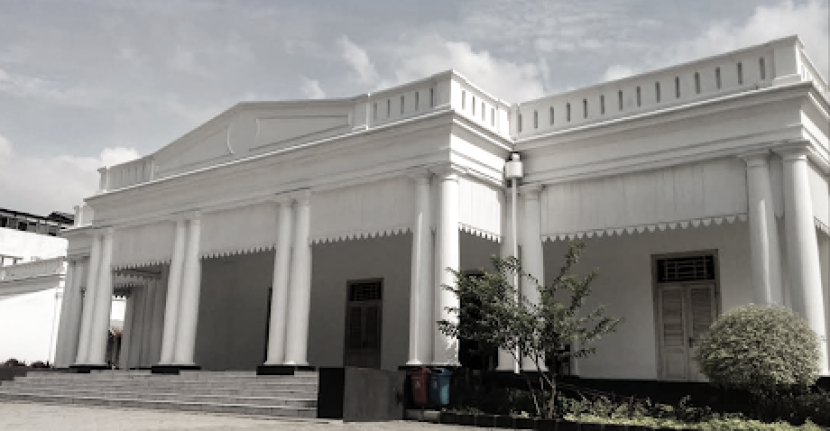 Museum Kebudayaan Betawi bernama Taman Benyamin Sueb. Gedung yang kini bernama Taman Benyamin Sueb ini dulunya bernama Meester Cornelis Regentschapwoning dan menjadi tempat pengadilan bagi warga pribumi atau orang Eropa yang melakukan tindak kejahatan. Foto: IST