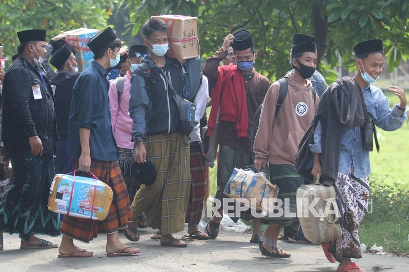 Keterangan: Santri sedang bersiap mudik setelah liburan pondok pesantren jelang lebaran