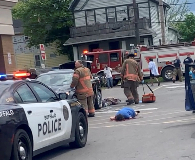 Orang-orang yang terluka terbaring di tanah setelah penembakan massal di tempat parkir supermarket TOPS, dalam gambar diam ini dari video media sosial di Buffalo, New York, AS 14 Mei [Courtesy of BigDawg/ via Reuters]