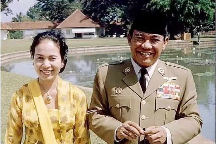 Soekarno dan istrinya Hartini. Setelah menikahi Hartini, Soekarno membawanya tinggal di Istana Bogor. Foto: Dok Republika/Tangkapan Layar.