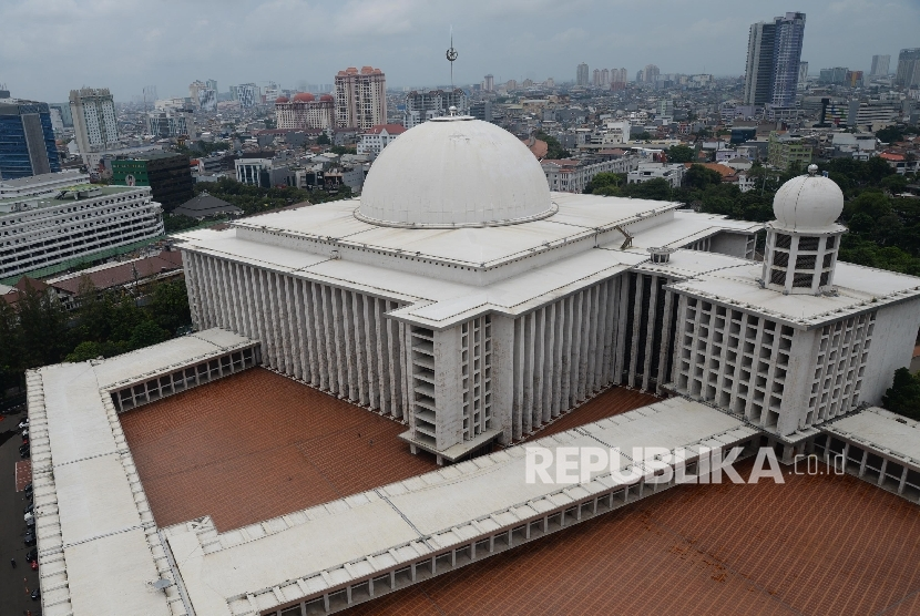 Masjid Istiqlal Jakarta. Di bawah Masjid Istiqlal dipercaya ada terowongan bawah tanah rahasia milik Belanda peninggalan Taman Wilhelmina Park Oud Fort. Terowongan itu terhubung hingga Benteng Belanda di Pasar Ikan.