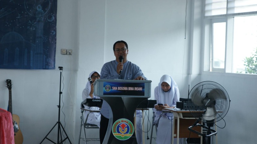 Kepala Sekolah SMA Bosowa Bina Insani Cucup Shohibul Maqomat memberikan kata sambutan. (Foto: Dok SBBI)