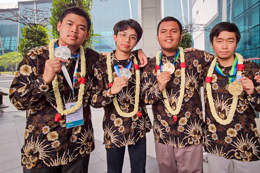 Empat siswa Indonesia yang meraih medali di Olimpiade Kimia Internasional atau International Chemistry Olympiad (IChO) ke-55  yang digelar Zurich, Swiss, 16-25 Juli 2023. Foto :puspresnas  