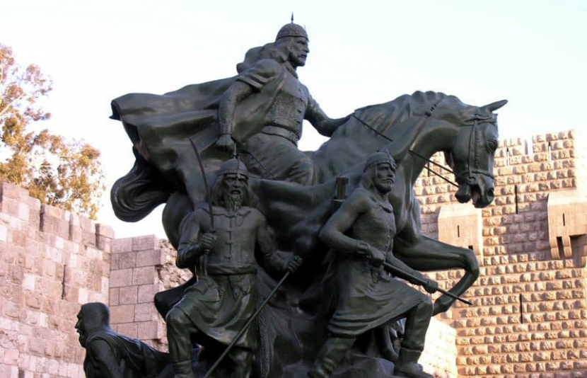 Patung Salahuddin al-Ayyubi di Damaskus. (wikimedia commons)