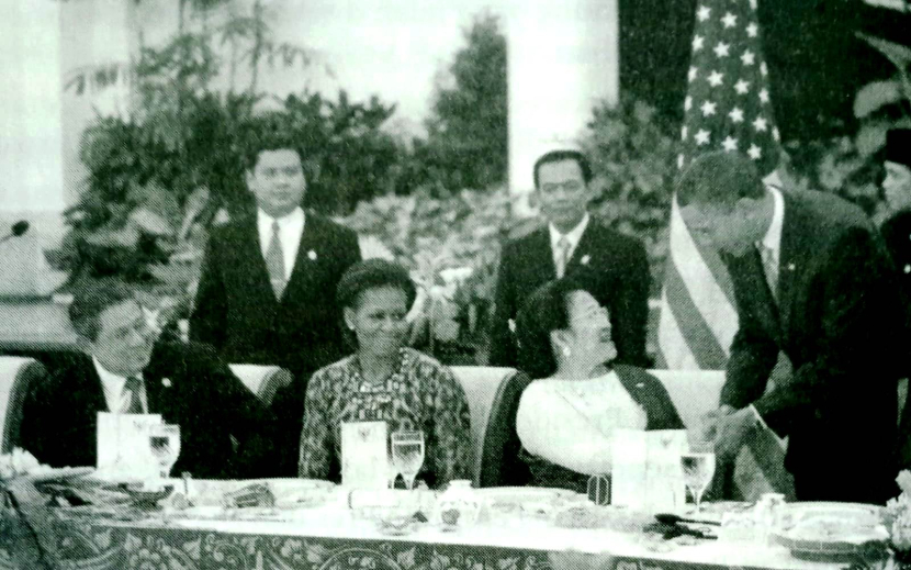 Megawati tersenyum lebar ketika disalami Presiden Amerika Serikat Barack Obama. Obama yang duduk di sebelah kanan Presiden SBY, setelah berbincang sebentar dengan SBY sebelum memulai jamuan kenegaraan pada 9 November 2010, bangkit dari kursinya, lalu mendatangi kursi Megawati (foto repro: setneg/buku dipo alam)