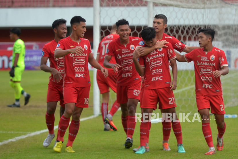 Para pemain Persija Jakarta selebrasi usai mencetak gol ke gawang lawan.  Foto: Republika/Wihdan Hidayat