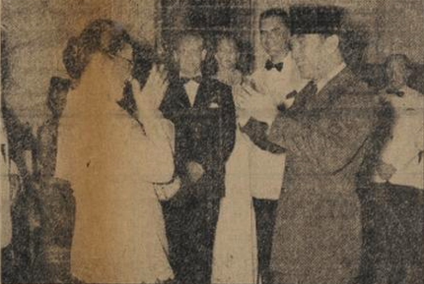 Istri Perdana Menteri Ali Sastroamidjojo memberi salam hormat kepada Presiden Sukarno dalam halal bihalal di Istana Merdeka pada 1955.