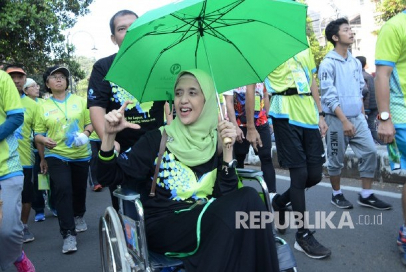 Ketua Syamsi Dhuha Foundation (SDF) Dian Syarief ikut serta pada Charity Run & Walk For Lupus dalam rangka memperingati Hari Lupus Sedunia, di Car Free Day (CFD) Dago, Kota Bandung. (Republika/Edi Yusuf)