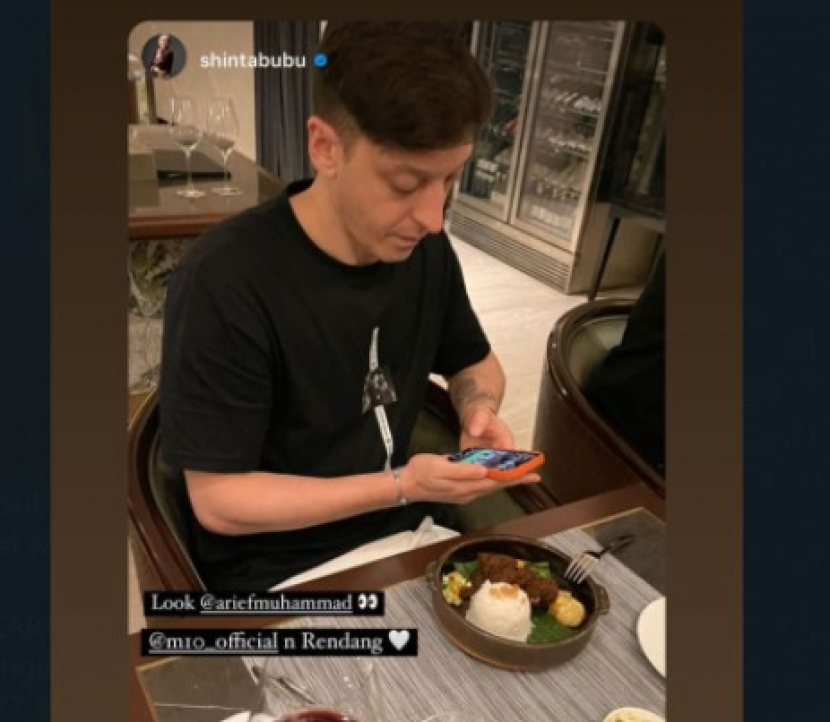 Mesut Ozil. Bintang sepakbola dunia, Mesut Ozil menikmati rendang Nasi Padang ketika tiba di Indonesia. Foto: Instagram.
