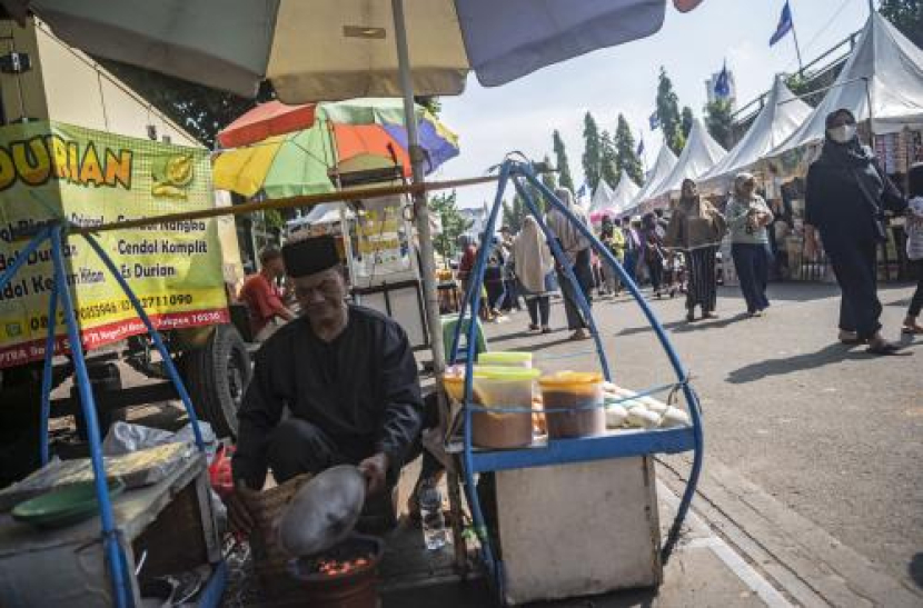 Pedagang kerak telor memasak untuk pembelinya dalam Lebaran Tenabang 2022 di depan Kantor Kecamatan Tanah Abang, Jakarta, Sabtu (4/6/2022). Foto: ANTARA/Aprillio Akbar