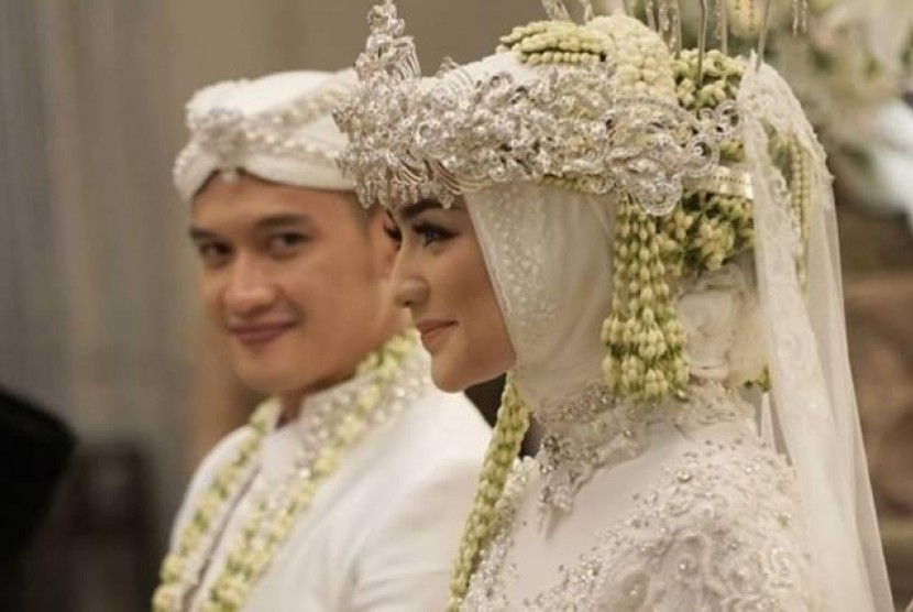 Pengantin adat Sunda. Orang Sunda disebut tidak bisa bilang huruf F. Foto: Republika.