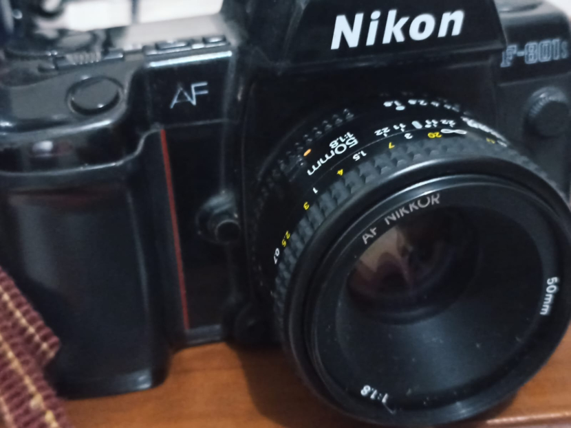 Lensa Nikkor AF 50mm/1.8 D terpasang di bodi kamera Single Lens Reflect analog Nikon F-801s. (Foto Dok Kang Jepret)